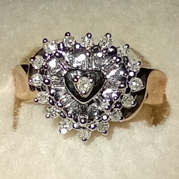 Jewelry - 10kt Yellow Gold Diamond Heart Design Ring